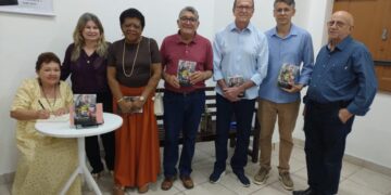 A poetisa e prosadora Dilercy Adler e o jornalista Marcus Saldanha, dentre outros autores, prestigiaram a noite de autógrafos de Wanda Cunha - Foto: Divulgação
