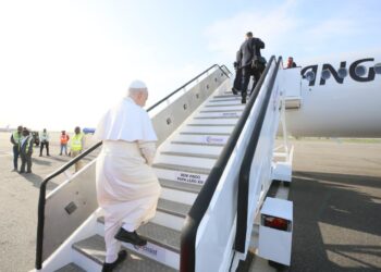 Papa Leão XIV adentrando aeronave da TAGG durante visita à cidade de Saurimo, em Lunda, província de Angola - Foto: Divulgação