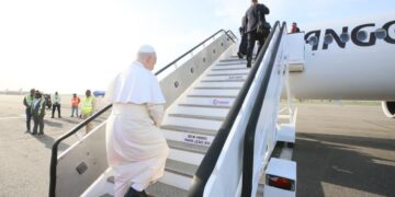 Papa Leão XIV adentrando aeronave da TAGG durante visita à cidade de Saurimo, em Lunda, província de Angola - Foto: Divulgação