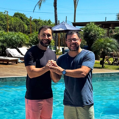 Os maranhenses Jethro Raposo e Saulo Prazeres (à direita) são sócios-diretores do Vila Aty, hotel premiado em Atins - Foto: Weslley Alexandre