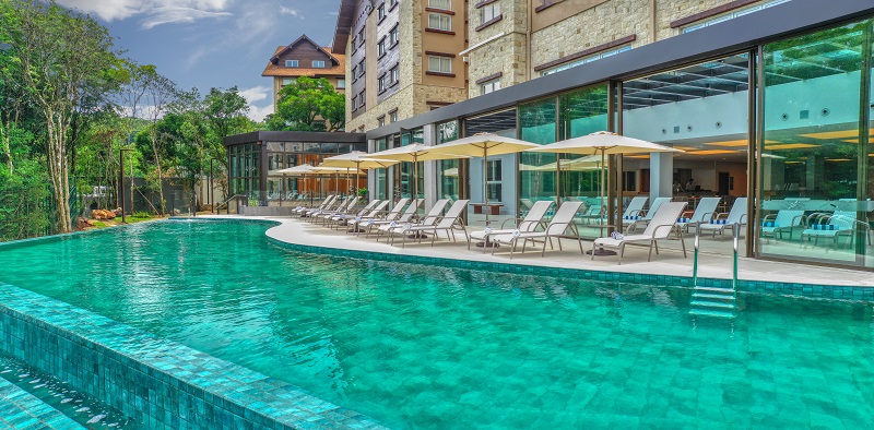 Piscinas com águas termais, áreas de lazer em comunhão com a natureza, proporcionando bem-estar aos hóspedes - Foto: Divulgação