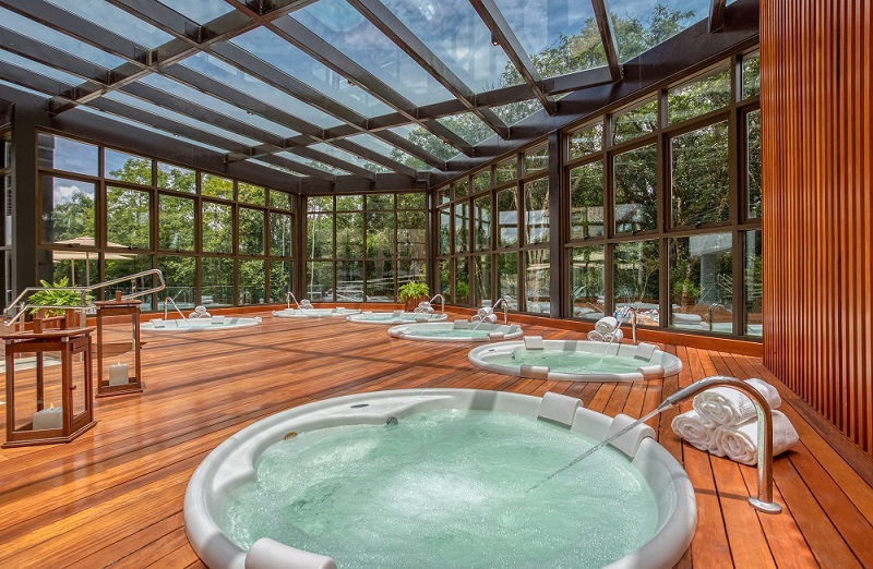 Wyndham Gramado potencializa essa vivência com áreas dedicadas ao descanso e autocuidado, como spa e jacuzzis - Foto: Divulgação