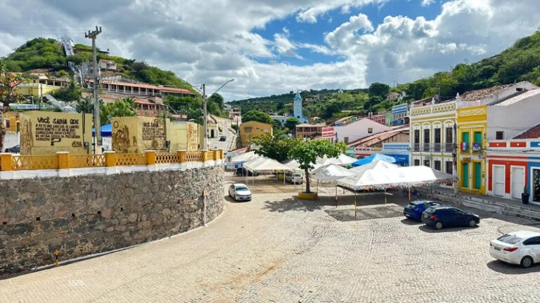 Com suas ruas de pedras, colorido dos casarios, a cidade apresenta um visual histórico colonial – Foto: Reprodução