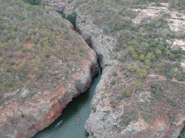 A natureza com seus paredões rochosos e águas de coloração esverdeadas que formam paisagens esculpidas por séculos – Foto: Reprodução