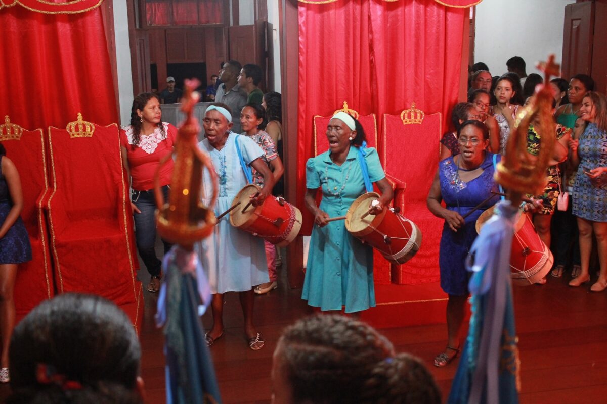 As caixeiras se encarregam de ecoar a música sacra do festejo – Foto: Charlles Eduardo