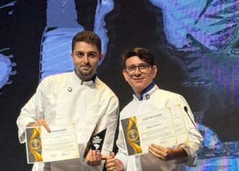 A dupla formada pelos chefs João Vieira (RJ) e Rafael Bruno (MA) exibe com orgulho o troféu de segundo lugar da final nacional do ICC - Foto: Divulgação
