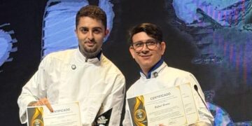 A dupla formada pelos chefs João Vieira (RJ) e Rafael Bruno (MA) exibe com orgulho o troféu de segundo lugar da final nacional do ICC - Foto: Divulgação