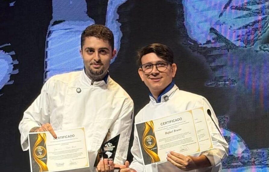 A dupla formada pelos chefs João Vieira (RJ) e Rafael Bruno (MA) exibe com orgulho o troféu de segundo lugar da final nacional do ICC - Foto: Divulgação