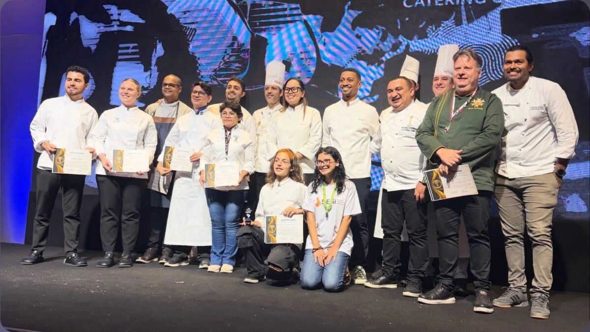 A dupla vencedora da etapa nacional do ICC Gabriel Dutra e Julia Xavier (SC) ao lado do Chef maranhense e segundo colocado Rafael Bruno, e dos demais participantes da prova considerada a Copa do Mundo dos Chefs, que aconteceu no Rio de Janeiro - Foto: Divulgação