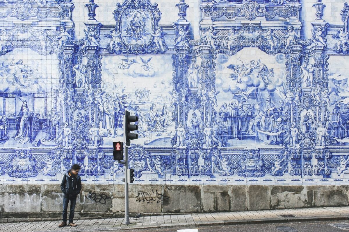 Os emblemáticos azulejos do Porto, que marcam a história cultural portuguesa – Foto: Reprodução