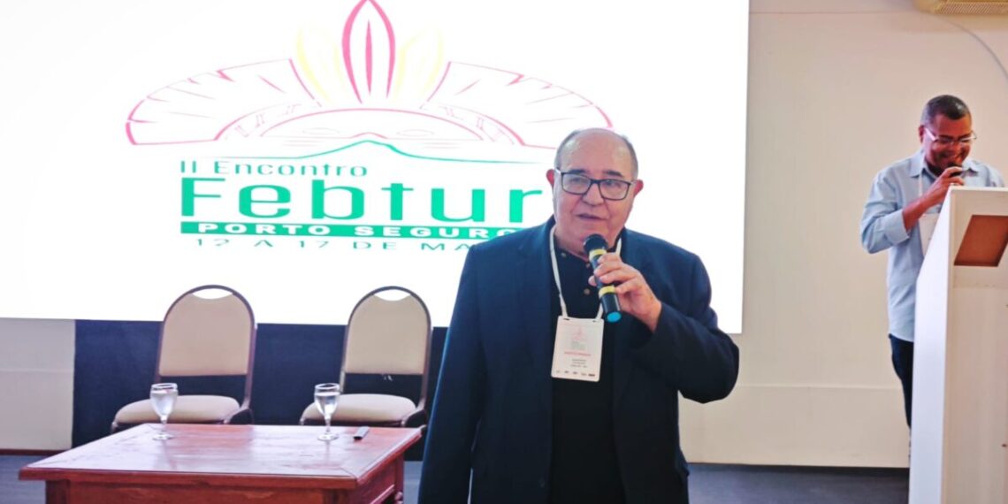 Gorgônio Loureiro, presidente nacional da Febtur celebra as conquistas da entidade durante abertura do evento, no Porto Seguro Eco Bahia, em Porto Seguro – Foto: Gutemberg Stolze