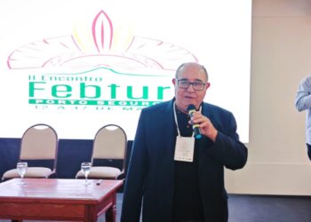 Gorgônio Loureiro, presidente nacional da Febtur celebra as conquistas da entidade durante abertura do evento, no Porto Seguro Eco Bahia, em Porto Seguro – Foto: Gutemberg Stolze