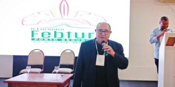 Gorgônio Loureiro, presidente nacional da Febtur celebra as conquistas da entidade durante abertura do evento, no Porto Seguro Eco Bahia, em Porto Seguro – Foto: Gutemberg Stolze