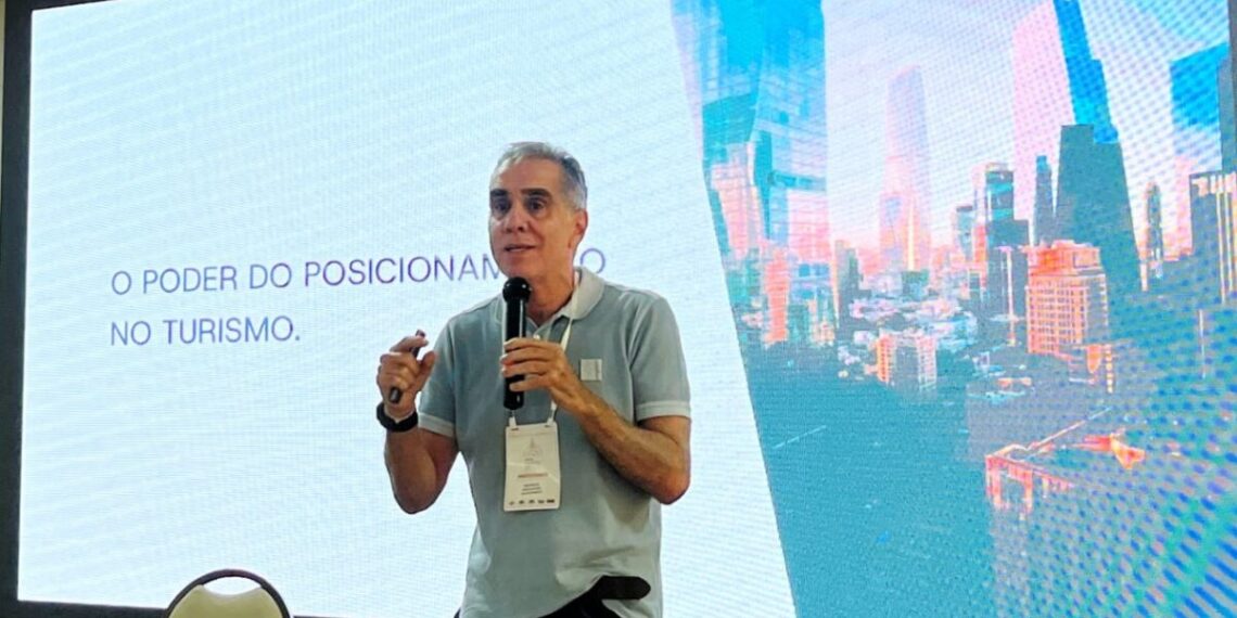 Maurício Magalhães, CEO do Grupo Montreal, durante palestra sobre: O Poder do Posicionamento no Turismo – Foto: Gabriel Santana