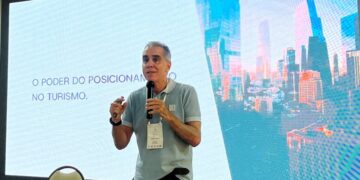 Maurício Magalhães, CEO do Grupo Montreal, durante palestra sobre: O Poder do Posicionamento no Turismo – Foto: Gabriel Santana