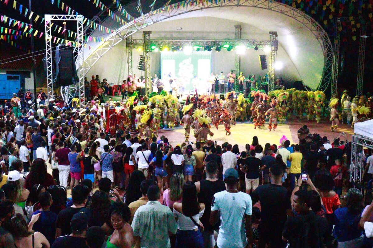 Grupos de bumba meu boi levam ritmo, cores e tradição ao palco, celebrando a cultura popular maranhense – Foto: Geíza Batista