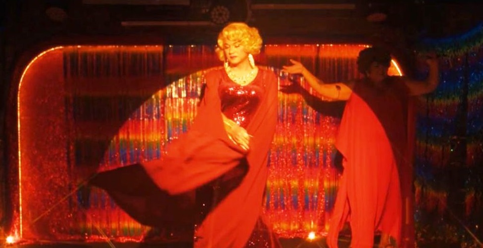 O filme é uma dramédia ambientada no universo drag - Foto: Divulgação