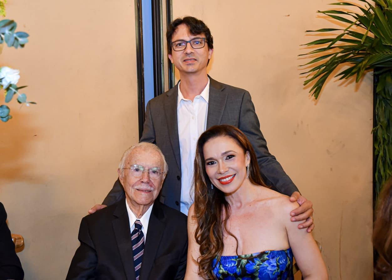 O ex-presidente, José Sarney, Dr. Francisco Jr e sua esposa, Karine Baldez - Foto: Herbert Alves