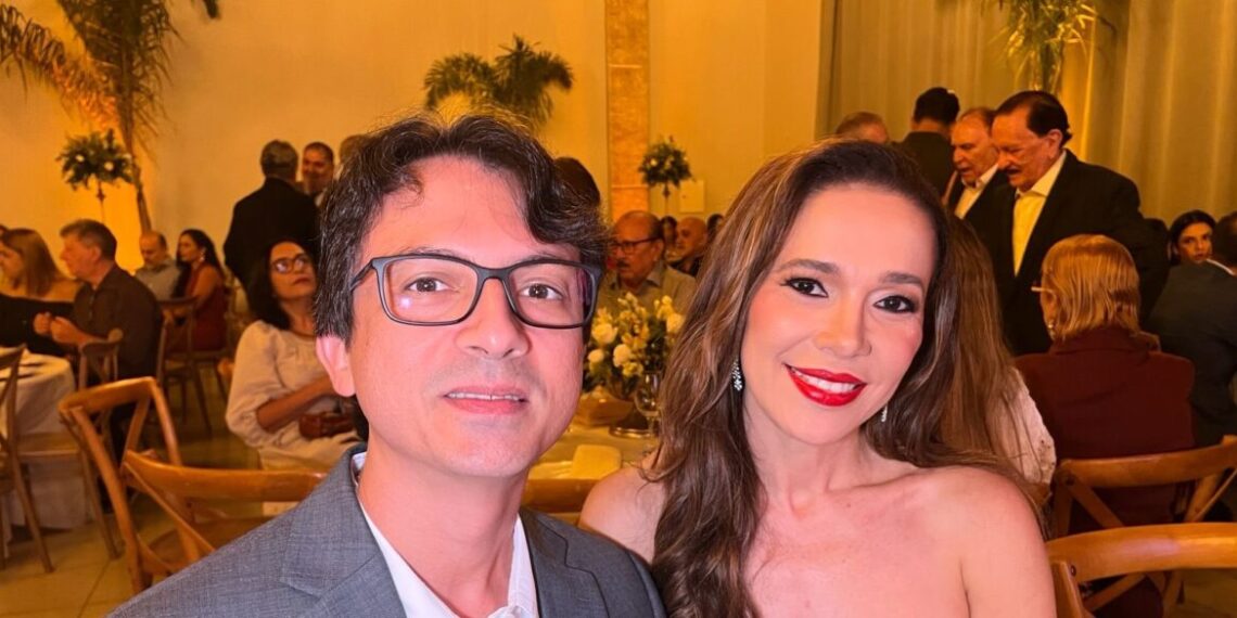 20 anos de colunismo. No detalhe, Karine Baldez e o marido, Dr. Francisco Jr., nos 75 anos do Jornal Pequeno - Foto: Divulgação