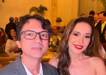 20 anos de colunismo. No detalhe, Karine Baldez e o marido, Dr. Francisco Jr., nos 75 anos do Jornal Pequeno - Foto: Divulgação