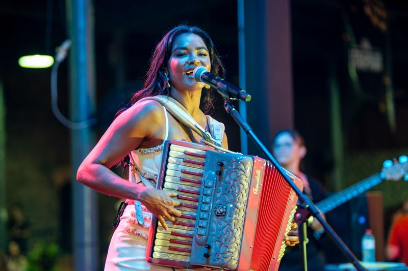 Lucy Alves durante apresentação no jantar beneficente – Foto: Raissa Alves