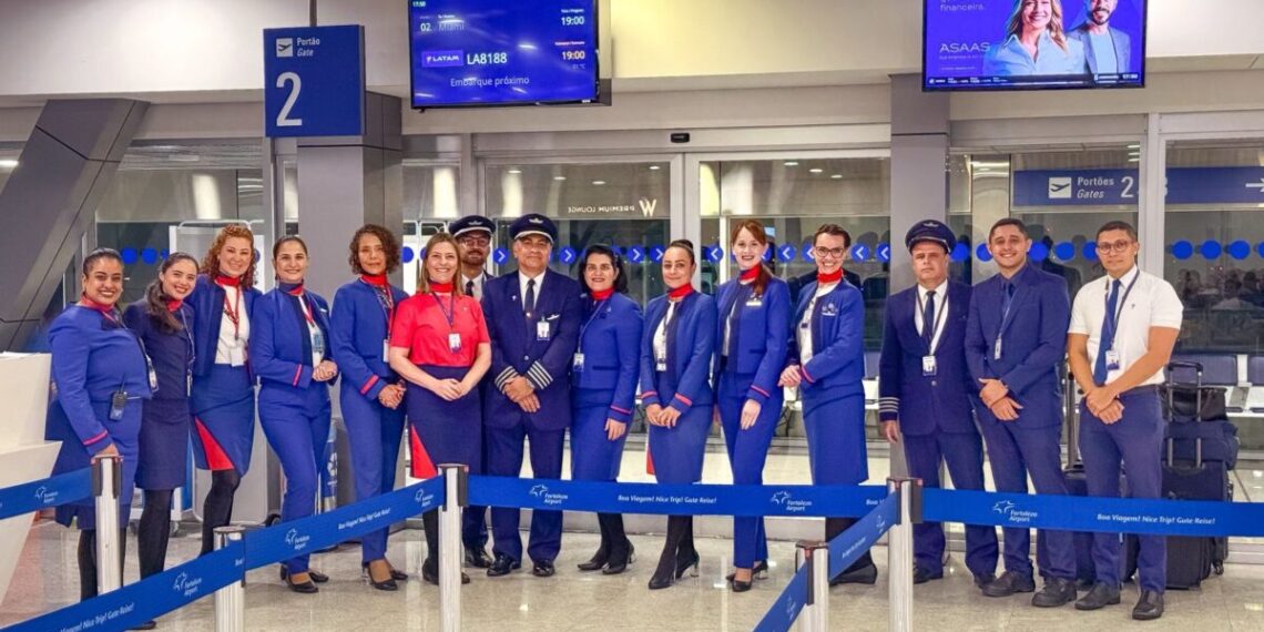 Tripulação do voo Fortaleza-Miami da LATAM e equipe da companhia no aeroporto de Fortaleza - Foto: Divulgação