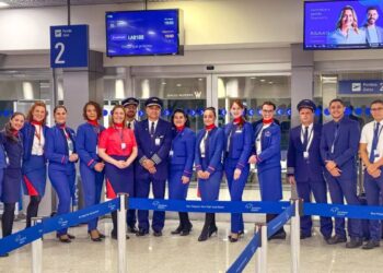 Tripulação do voo Fortaleza-Miami da LATAM e equipe da companhia no aeroporto de Fortaleza - Foto: Divulgação