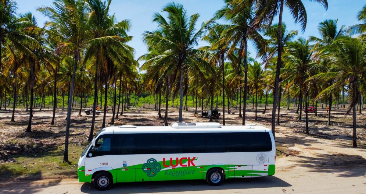 10% OFF e economia de até 25% em relação à compra separada de passeios. No detalhe, ônibus da Luck em Porto de Galinhas - Foto: Divulgação
