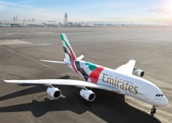 Airbus A380 estreou a a nova pintura com a bandeira dos Emirados Árabes Unidos estampada na fuselagem de sua aeronave - Foto: Divulgação