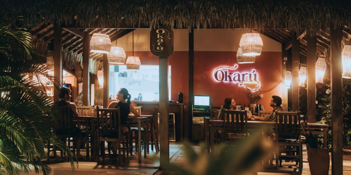 Reconhecido pela excelência, o Okarú promove curadorias gastronômicas que traduzem a identidade dos Lençóis Maranhenses – Foto: Allan Vierne