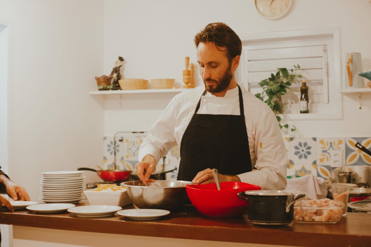 O chef Christian Schmidt é o convidado especial do jantar de Dia dos Namorados no Okarú – Foto: Leo Castro