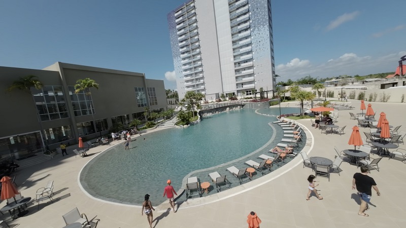 Um parque sinônimo de diversão e entretenimento, que investe cada vez mais na qualificação e mão de obra formada por moradores da região - Foto: Divulgação