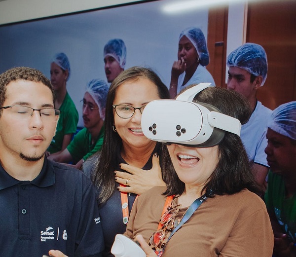 Visitante vivenciando os recursos tecnológicos oferecidos pela carreta-escola - Foto: Allan Martins