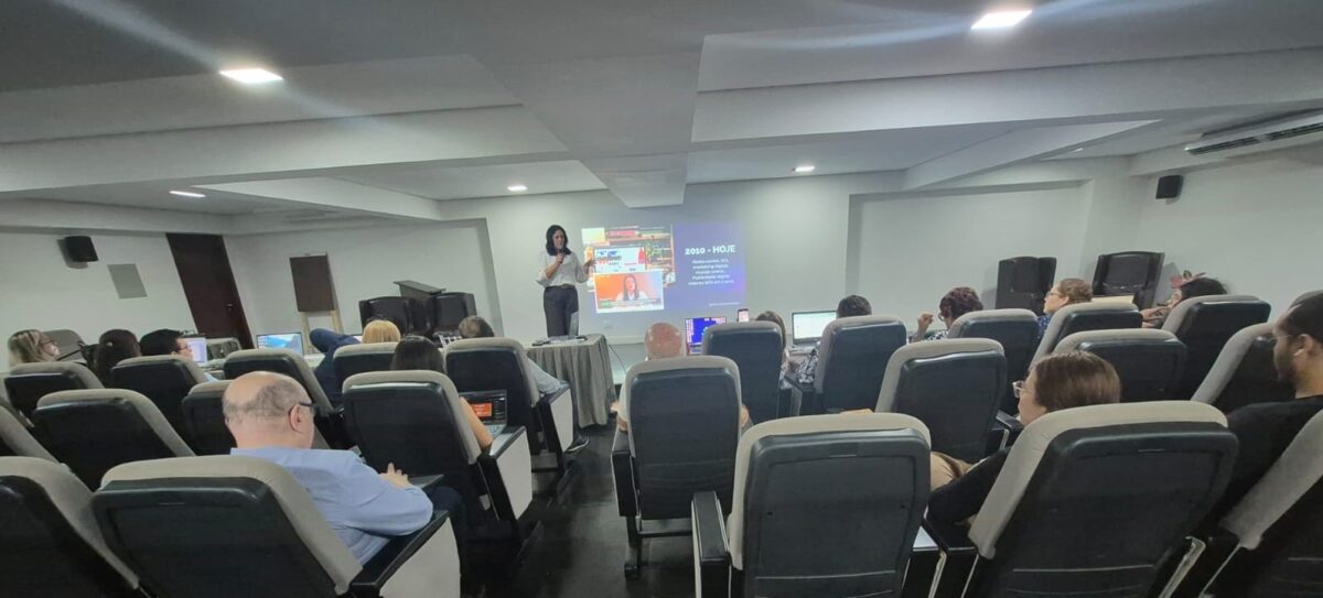 A jornalista Vânia Monteiro, profissional, estrategista digital, tracker de dados, graduada em Marketing Digital, conduz os trabalhos do workshop - Foto: Divulgação