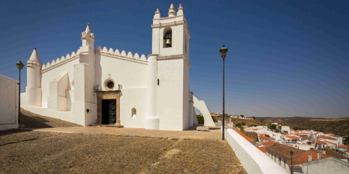 Um Portugal conhecido por sua paisagem rural e natural, clima quente e seco, produção vinícola, gastronomia tradicional, património histórico e cultural. No detalhe, a Igreja Nossa Senhora da Anunciação - Mértola