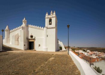 Um Portugal conhecido por sua paisagem rural e natural, clima quente e seco, produção vinícola, gastronomia tradicional, património histórico e cultural. No detalhe, a Igreja Nossa Senhora da Anunciação - Mértola