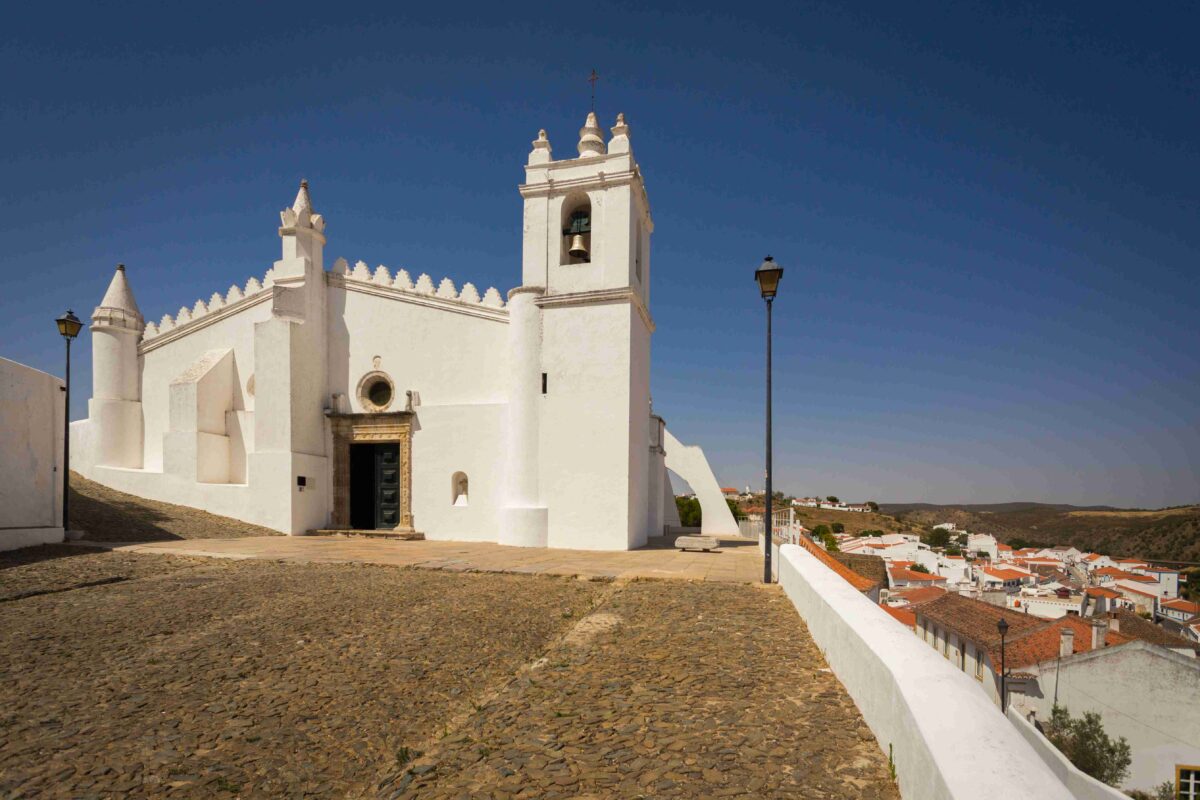Um Portugal conhecido por sua paisagem rural e natural, clima quente e seco, produção vinícola, gastronomia tradicional, património histórico e cultural. No detalhe, a Igreja Nossa Senhora da Anunciação - Mértola