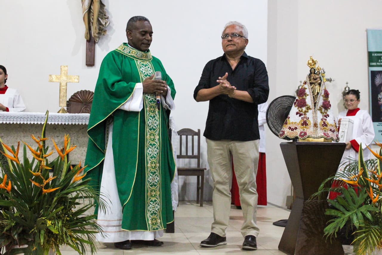 Padre Rozivaldo Freitas Moraes e Washington Luiz Maciel Cantanhêde, assim como todos os paroquianos e munícipes presentes, rendem graças ao senhor em comemoração ao reconhecimento - Foto: Divulgação