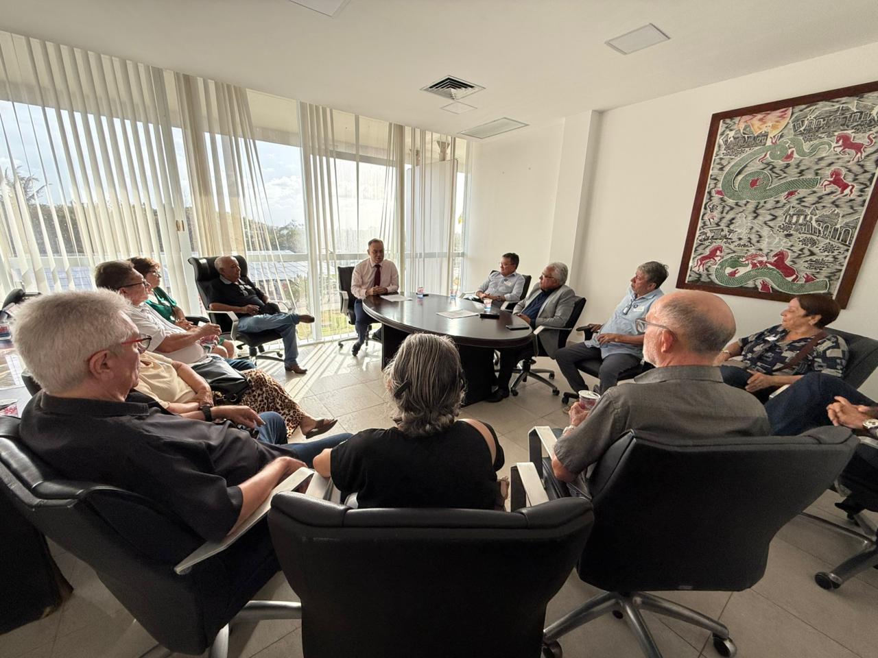 Vitorienses com deputado estadual Catulé Júnior, em Brasília, durante a visita onde foi apresentada a sugestão de um projeto de lei oficializando o reconhecimento da festa - Foto: Divulgação