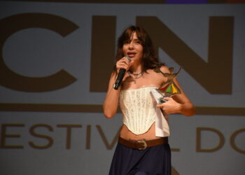 A diretora, roteirista, atriz e produtora Tássia Dhur na cerimônia de premiação, no clássico Cinema Teatro do Parque, no Recife - Foto: Divulgação