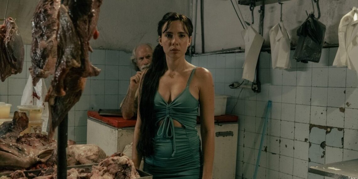 Tássia Dhur em cena do filme “Mercado Central” que tem estreia marcada para o dia 2, na capital pernambucana, Recife. No detalhe, o cartaz da produção - Foto: Izadora Gonçalves