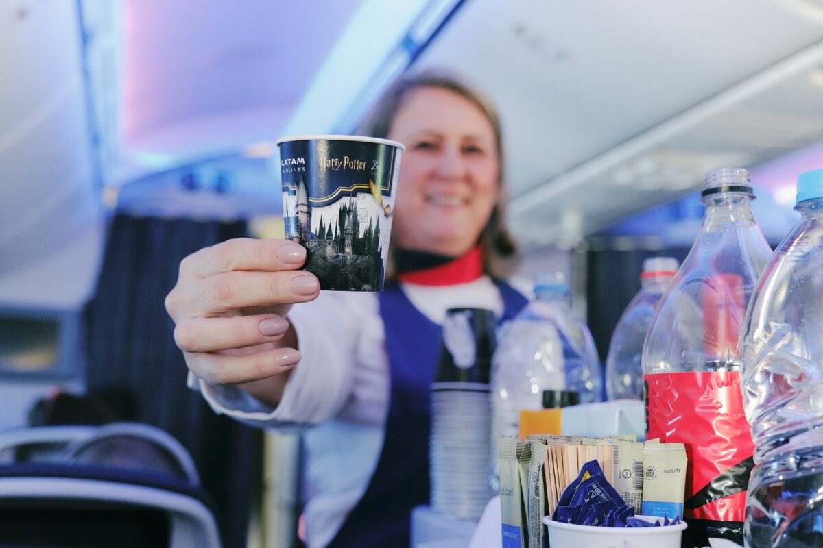 Voo especial com ambientação temática, contou com ativações especiais, brindes e experiências inspiradas no universo de Harry Potter - Foto: Divulgação