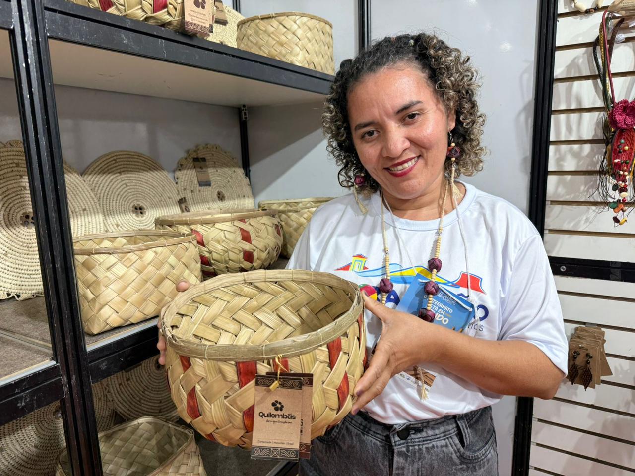 Artesã quilombola, Maria Josiane encontrou no babaçu uma forma de preservar tradições e gerar renda - Foto: Geísa Batistta