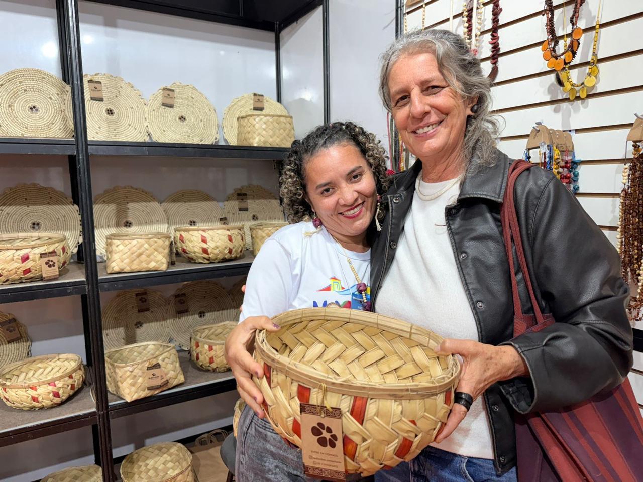 Rosangela Ludovico e artesãs quilombolas fortalecem a transmissão de conhecimentos - Foto: Geíza Batistta