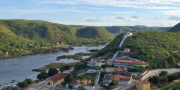 A fascinante paisagem de Piranhas, que nos imobiliza por alguns instantes; uma cidade pacata com seus aproximadamente 26 mil habitantes – Foto: Gutemberg Bogéa
