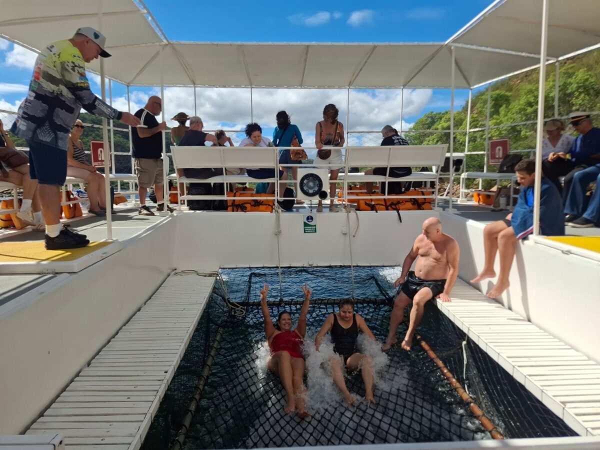 Nas chalanas, a descontração [é total com banhos vindos das águas do "Velho Chico", e chuveiradas que as embarcações disponibilizam - Foto: Gutemberg Bogéa 