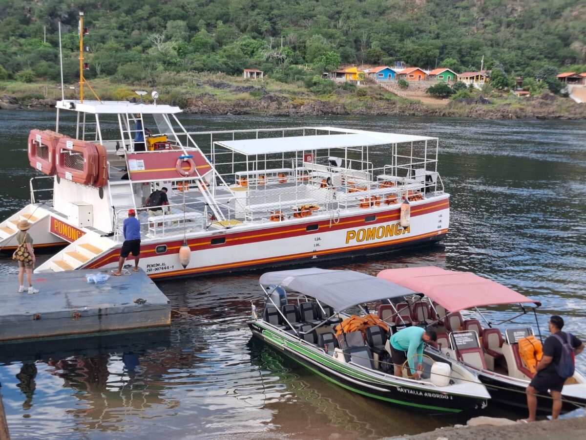 Chalanas e lanchas movimentam o turismo no Rio São Francisco que tem a cidade de Piranhas às margens, a terceira cidade que mais movimenta o setor no Estado de Alagoas – Foto: Gutemberg Bogéa