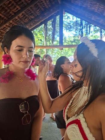 Jovens da aldeia são os guias... - Foto: Gutemberg Bogéa