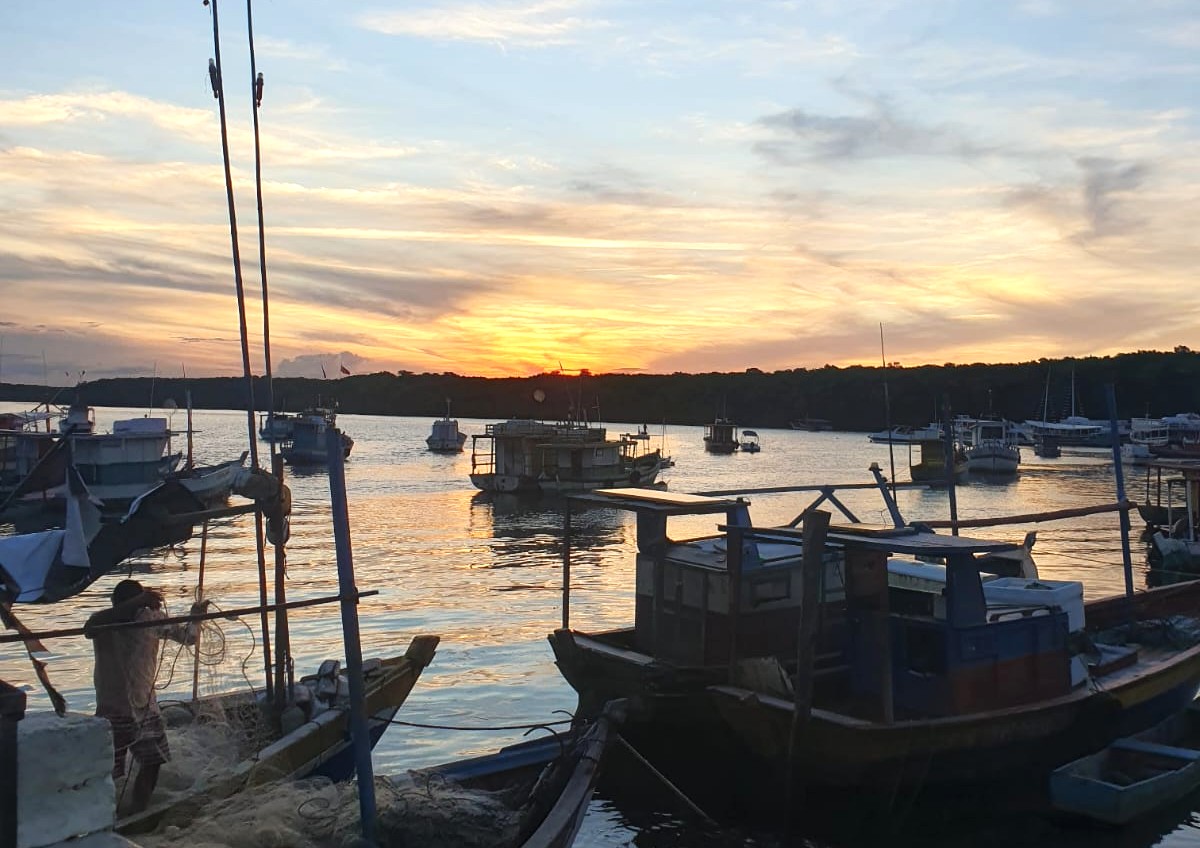 Bares às margens do Rio Buranhém lotam durante o belo pôr do sol - Foto: Duda Tawil