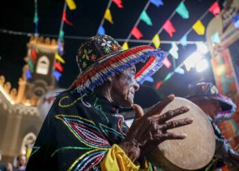 Com suas indumentárias coloridas, bumba-bois percorrem os arraias da Ilha, mostrando um ballet folclórico autêntico e popular - Foto: Junior Foicinhas